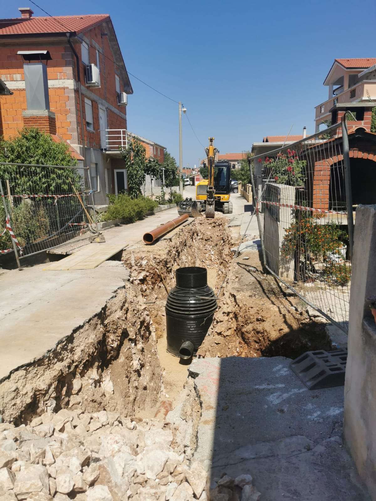 CONSTRUCTION OF SEWAGE AND STORMWATER NETWORK IN PART OF THE SINJORETOVO AREA, CITY OF ZADAR - 