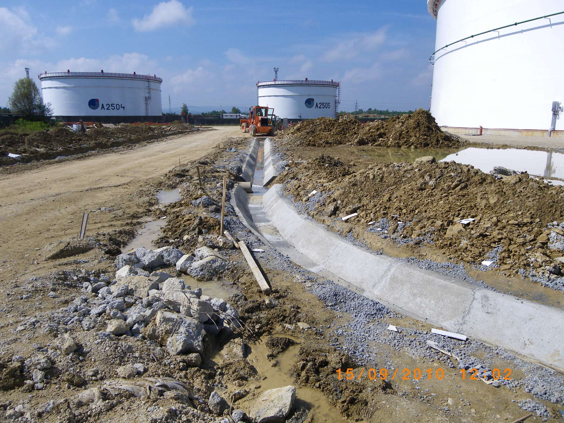 CONSTRUCTION OF TWO STEEL OIL TANKS IN SISAK - 