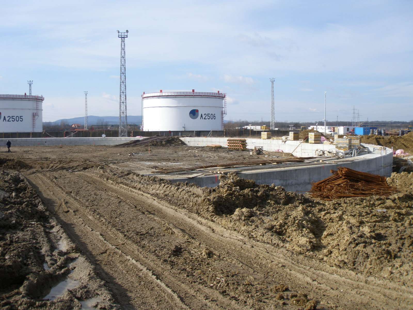 CONSTRUCTION OF TWO STEEL OIL TANKS IN SISAK - 