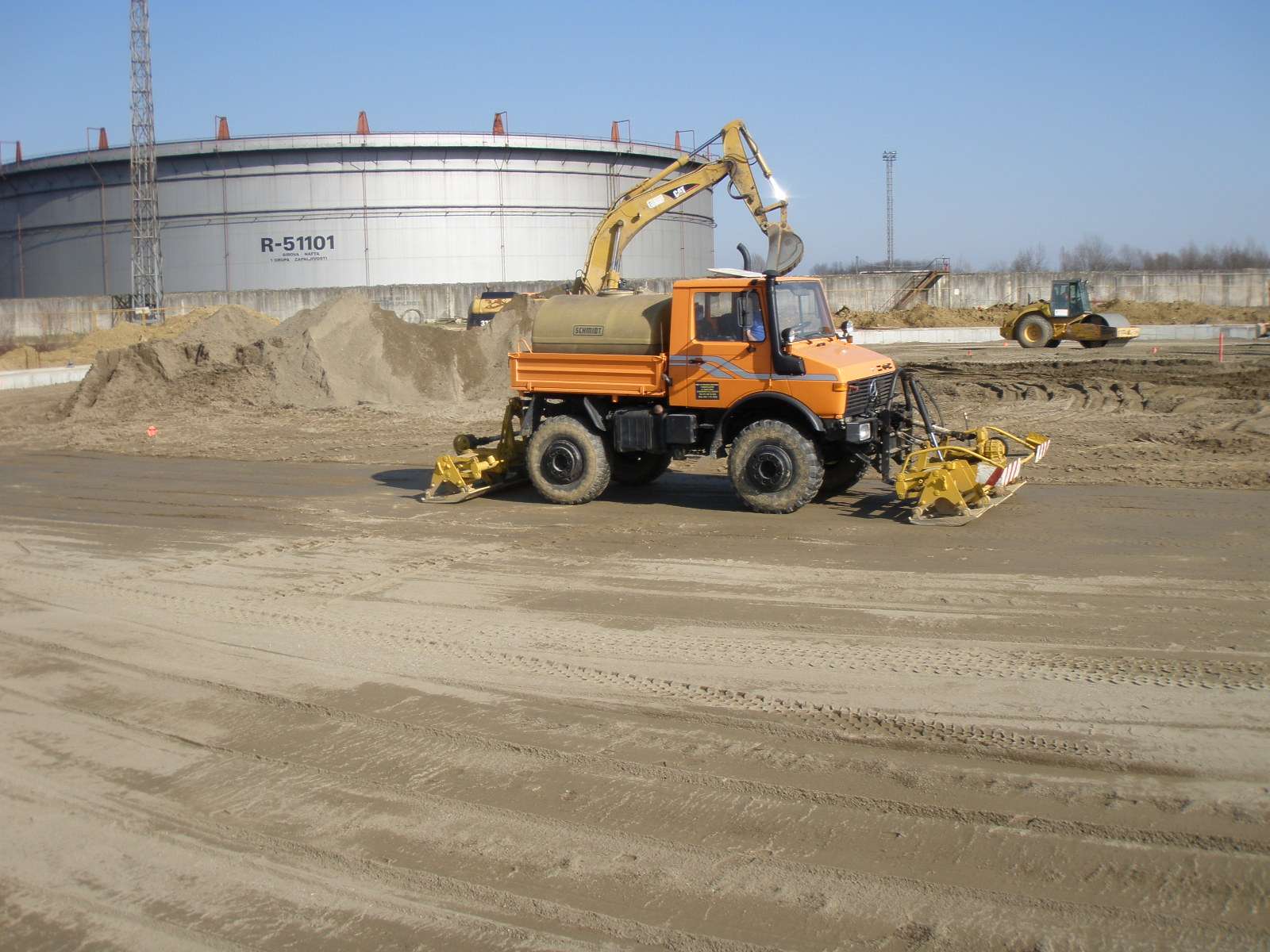 CONSTRUCTION OF TWO STEEL OIL TANKS IN SISAK - 