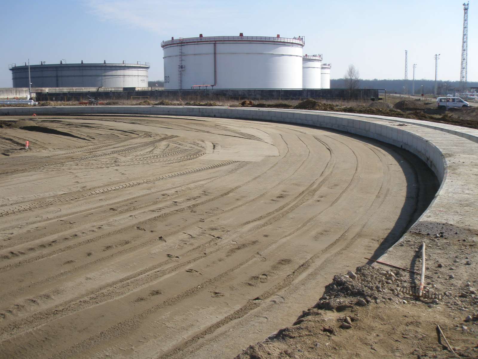 CONSTRUCTION OF TWO STEEL OIL TANKS IN SISAK - 