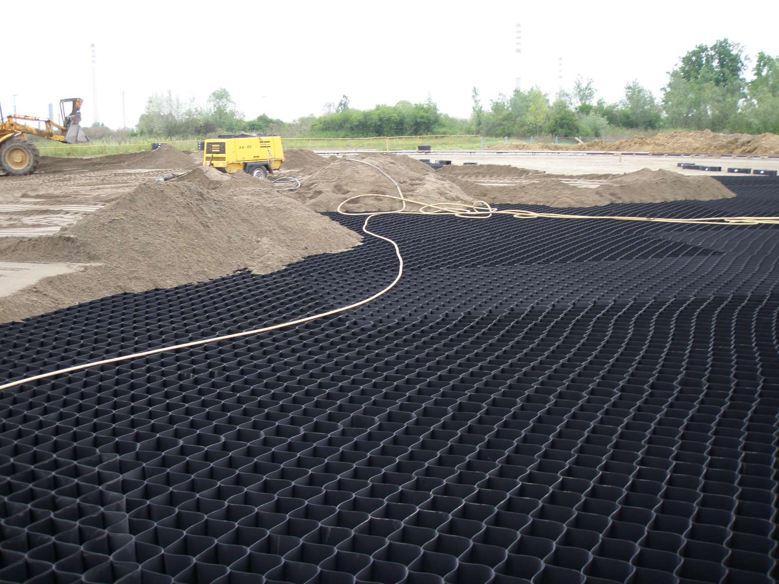 CONSTRUCTION OF TWO STEEL OIL TANKS IN SISAK - 